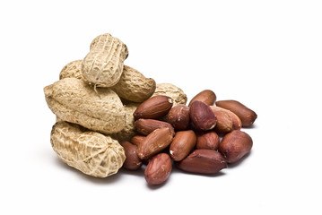 Montón de cacahuetes y otros pelados.