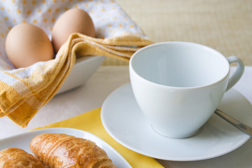 Osterfrühstück mit Eiern und Croissants