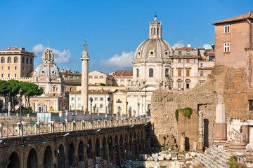 Fototapeta na wymiar Kolumna Trajana, Forum, w pobliżu Piazza Wenecja, Rzym, Włochy.