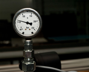 Pressure measuring device with control panel