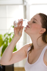 Frau trinkt stilles Wasser