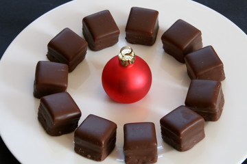 Dominosteine im Kreis angeordnet