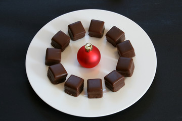 Teller mit Dominosteinen und Christbaumkugel