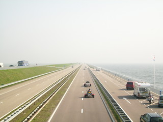 Autobahn durchs Meer