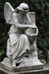 Engel mit beschädigten Flügeln