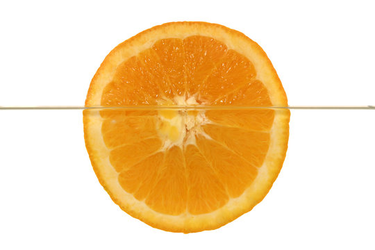 Eine halbe Orange schwimmt im Wasser