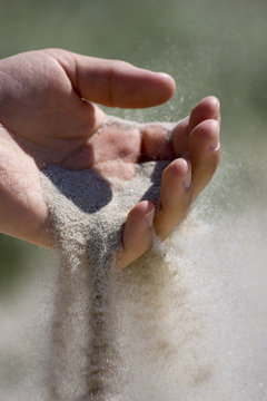Sand rinnt durch die Hand