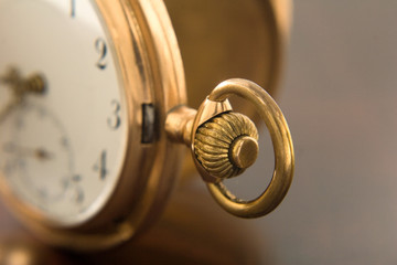 Uhr,Krone einer alten Taschenuhr gold