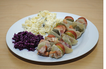 Schaschlik mit Kartoffelsalat und Rotkraut