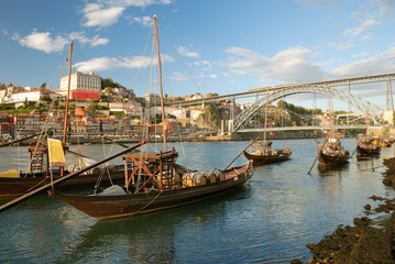 Fototapeta na wymiar rabelo łodzi w pobliżu mostu (Porto)