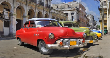 Vlies Fototapete Alte Autos Havanna-Straße mit bunten alten Autos in einem rohen