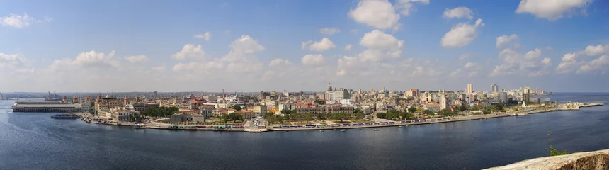 Foto op Canvas Panoramisch uitzicht op de waterkant van Havana © roxxyphotos