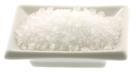 Fototapeta na wymiar białe ceramiczne ramekin kryształy gruba sól bieli