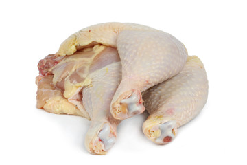 三个鸡腿在白色背景下近距离拍摄