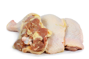 三个鸡腿在白色背景下近距离拍摄