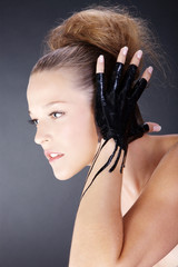 Fashion Model Gesicht Handschuh aus Latex Visagistik Poster Porträt