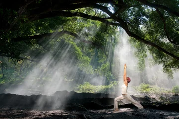 Fototapete Rund virabhadrasana, hatha yoga © Kimpin