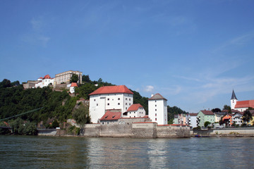 Fototapeta na wymiar Passau: Veste Veste izba niższa i wyższa izba na Dunaju