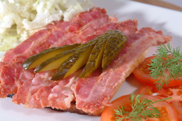 grilled organic bacon on toast and tomato