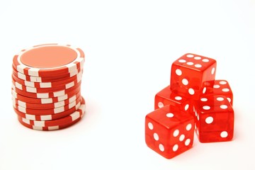 Würfel und Chips in rot