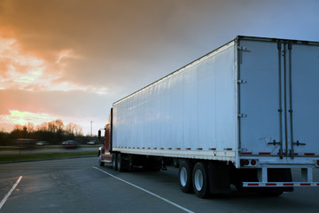 Obraz na płótnie Canvas Semi Truck zaparkowane na miejsca odpoczynku.