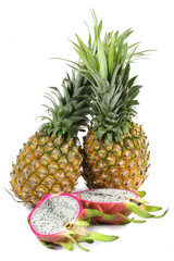 Pineapple and dragon fruit close-up/菠萝、火龙果在白色背景下近距离拍摄
