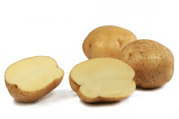 马铃薯在白色背景近距离拍摄