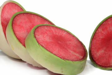 红心萝卜在白色背景下的特写