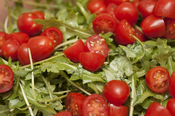 Rucola mit halbierten Pflaumentomaten