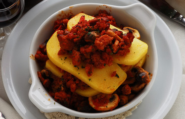 Polenta salsiccia e funghi - Secondi di carne - Lombardia
