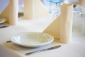 Essbesteck mit Teller und Serviette