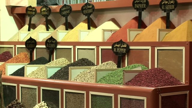 Gew&uuml;rze auf orientalischem Markt