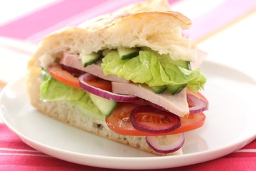 Fladenbrot Sandwich mit Schinken und Gemüse