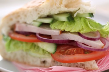 Fladenbrot Sandwich mit Schinken und Gemüse