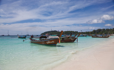 Obraz premium Tropical paradise - boats on the shore