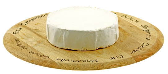 camembert entier plateau fond blanc