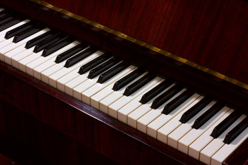 Fototapeta na wymiar Stare pianino w mahoniowe lakierowane