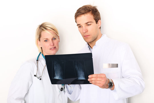 Ärzte Team mit Röntgenbild