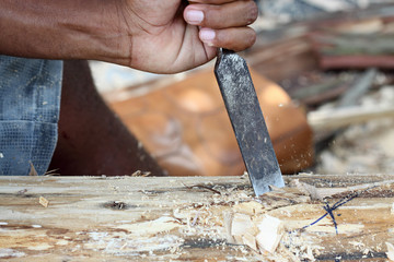 sculpteur ciseau bois totem tronc arbre