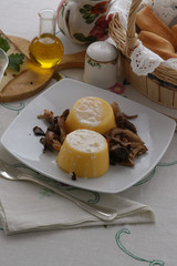 Polenta e formaggi con funghi - Contorni