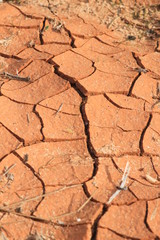 Trockene, rissige rote Erde