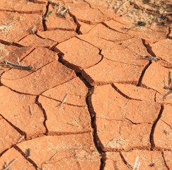 Trockene, rissige rote Erde