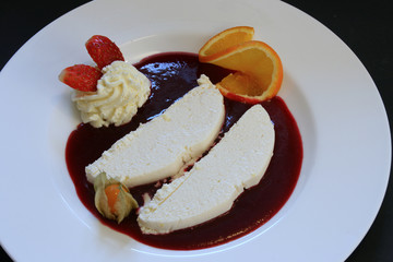 topfenterrine mit Waldbeersauce