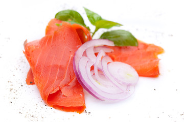 Rosa Lachs mit Zwiebel