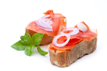 Zwei Lachsbrötchen mit Zwiebel