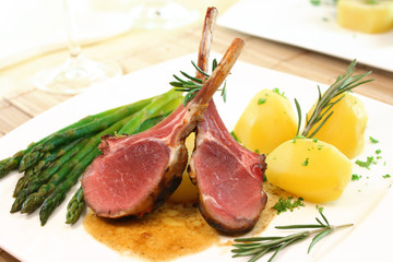 Lammkotelette mit Spargel