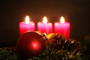 Weihnachten - Weihnachtskugel mit drei Kerzen
