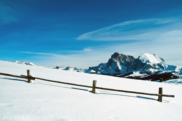 Fototapeta na wymiar Góry w głębokim śniegu