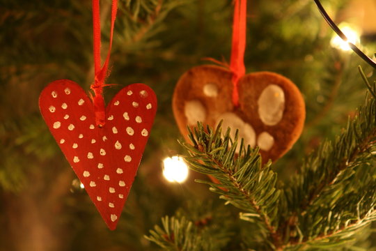 Rotes Herz an Weihnachtsbaum
