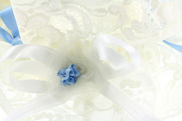 porte-jarretelle dentelle blanche ruban bleu